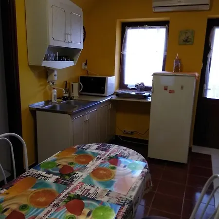 Konukevi Aranyeso Vendeghaz *